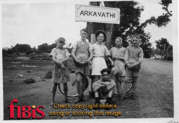 Children next to sign for Arkivathi 
