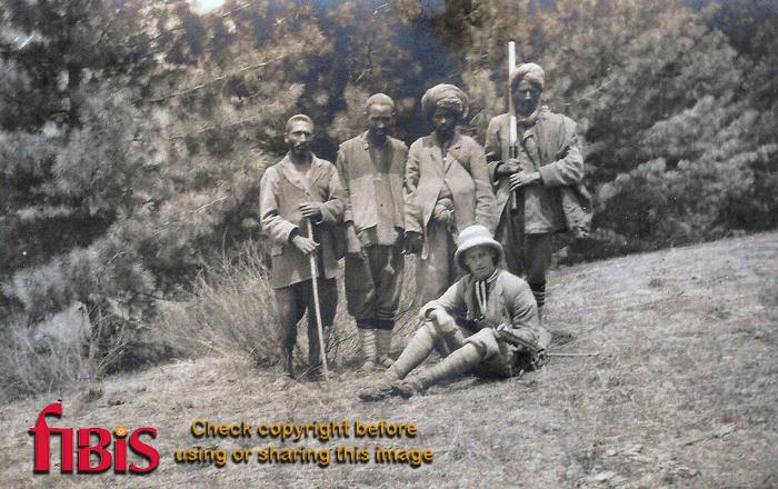 Clark and his Shikari Sind Valley, Kashmir May June 1920.jpg