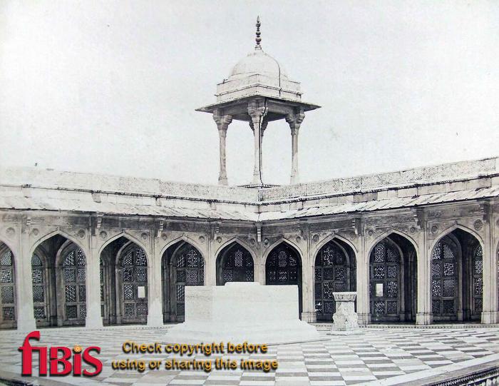 Akbar's Tomb, Secundra showing marble pillar on which the Koh i Noor stood.jpg