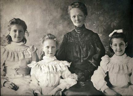 Majorie, Doris, Emma & Phyllis Heron in Simla in 1906