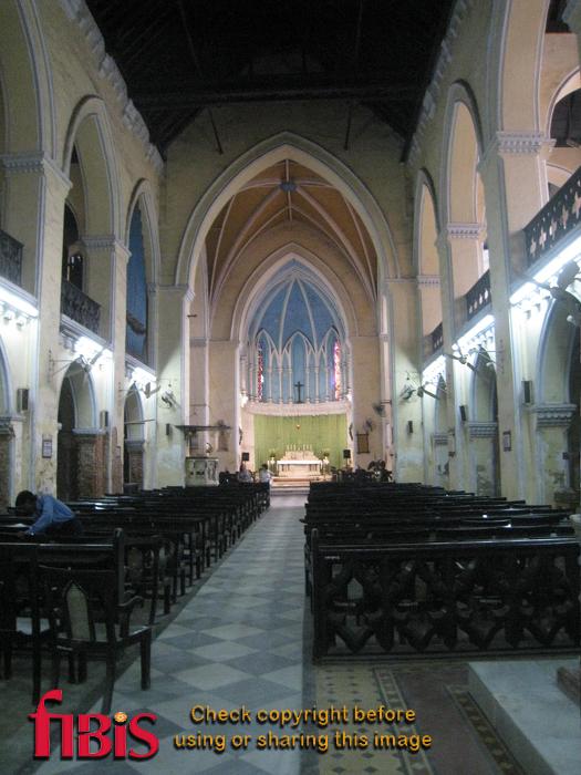 Interior St James Calcutta Oct 2010.jpg