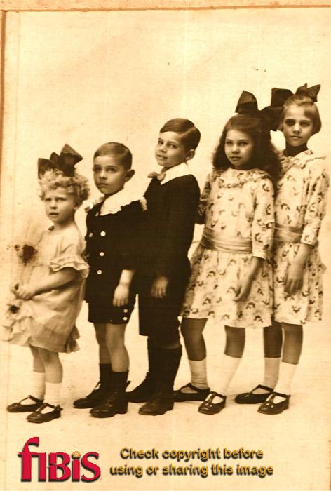 Marie Metcalf (nee Ross) with her siblings