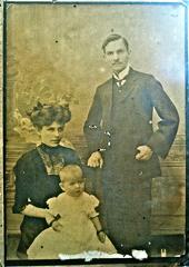 Marie Metcalfe (nee Ross) with her parents
