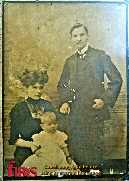 Marie Metcalfe (nee Ross) with her parents