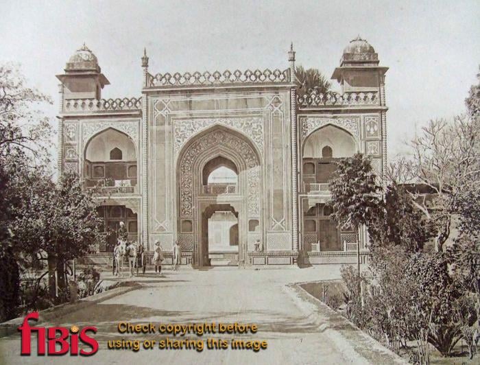 Entrance to Mausoleum of Prince Itamadu-Daulah, Agra.jpg