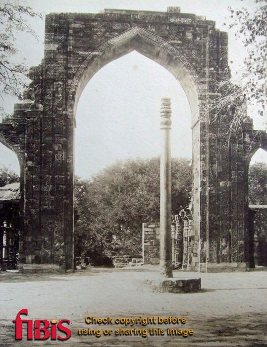 Iron Pillar at Kutb Minar Delhi.jpg