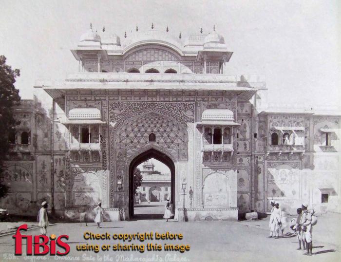 Entrance Gate to the Maharaja\'s Palace.jpg