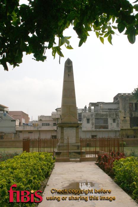 Havelock Memorial in Alum Bagh, near Lucknow.jpg