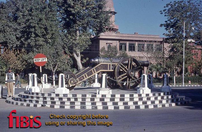 Zamzama Gun, Lahore, Pakistan 1963.jpg