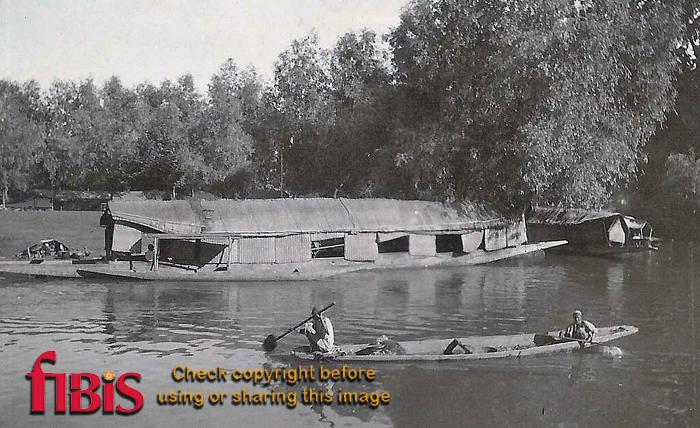 Cook Boat Dal Lake, Srinagar, Kashmir 1920.jpg