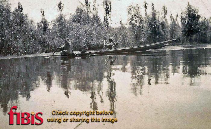 On Dal Lake, Srinagar, Kashmir 1920.jpg