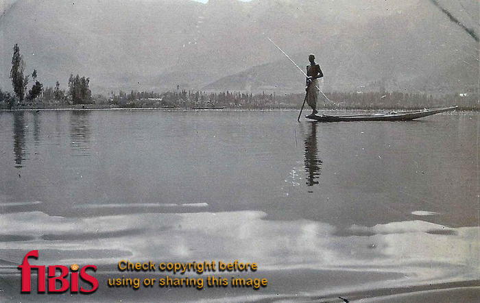 Spearing fish, Dal Lake, Kashmir 1920.jpg