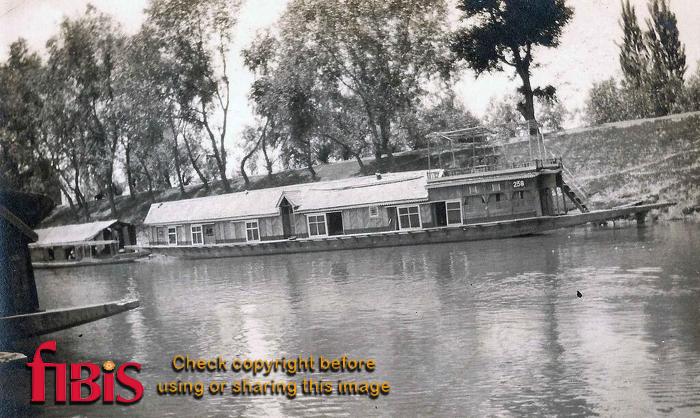 The Violet House Boat Dal Lake, Srinagar, Kashmir 1920.jpg