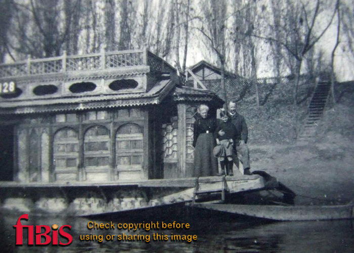 St Blaize Houseboat, Srinagar, Kashmir 1913 2.jpg