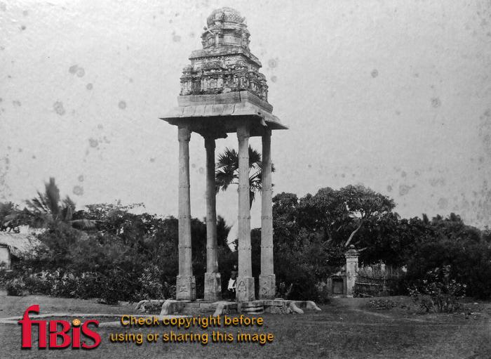 Four Pillar Mandapam India.jpg