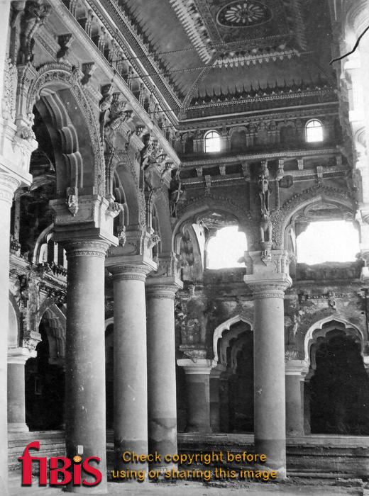 Interior of Palace, Madurai.jpg