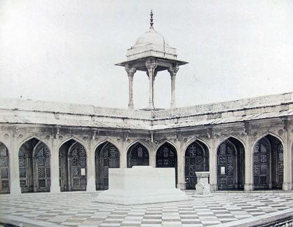 Akbar's Tomb, Secundra showing marble pillar on which the Koh i Noor stood