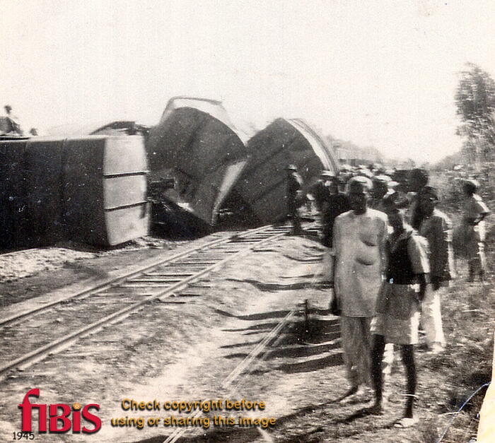 FA4 8 6 1945 Railway Crash set (4) 
