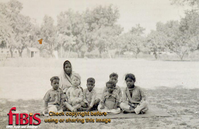 FA3 20 3 Gorakhpur Ayah and children 
