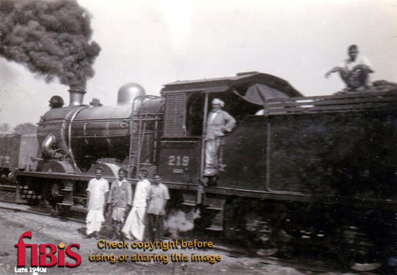 FA3 21 2 1950s Railway staff and engine 