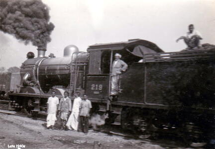 FA3 21 2 1950s Railway staff and engine 
