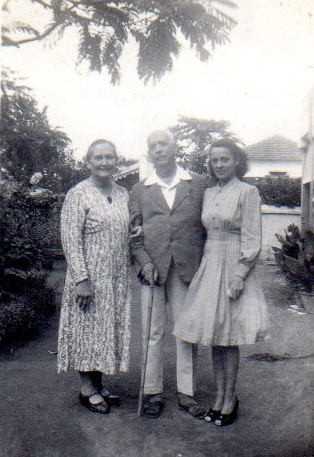 Bangalore 1942 Grand Parents _ Auntie Daysia.JPG